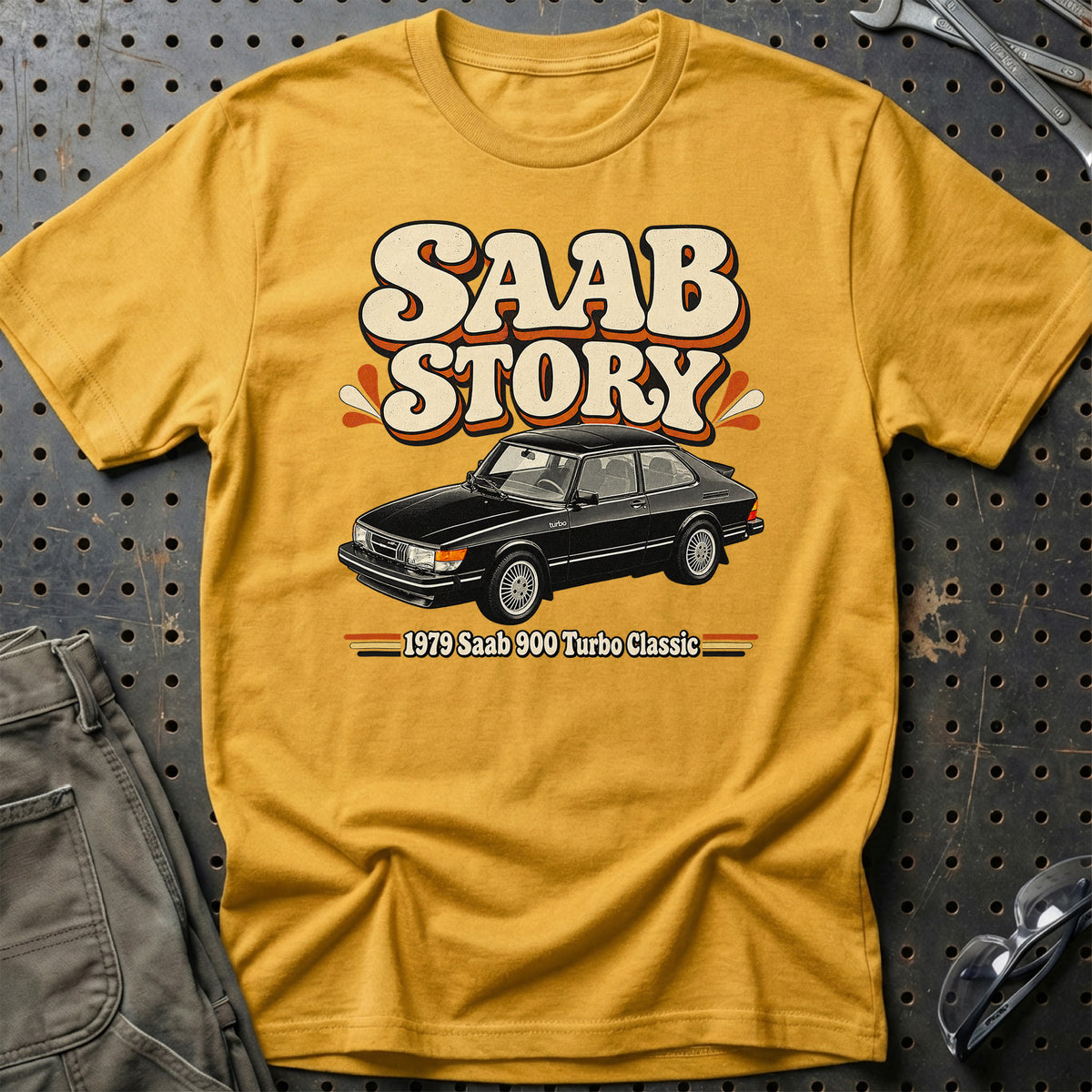 
Saab 900 Turbo Classic 1979 – Saab Story T-Shirt – Guld