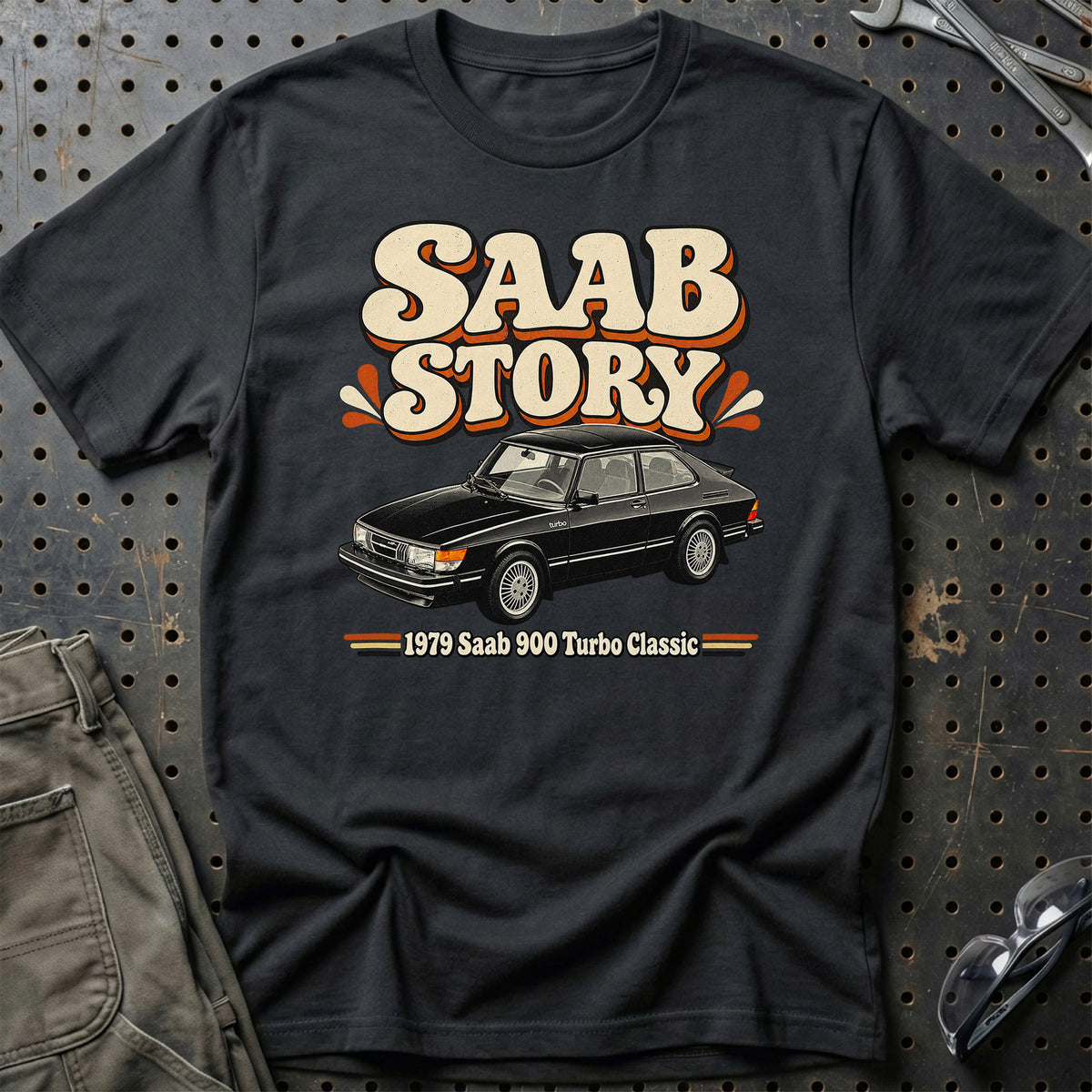 
Saab 900 Turbo Classic 1979 – Saab Story T-Shirt – Sort