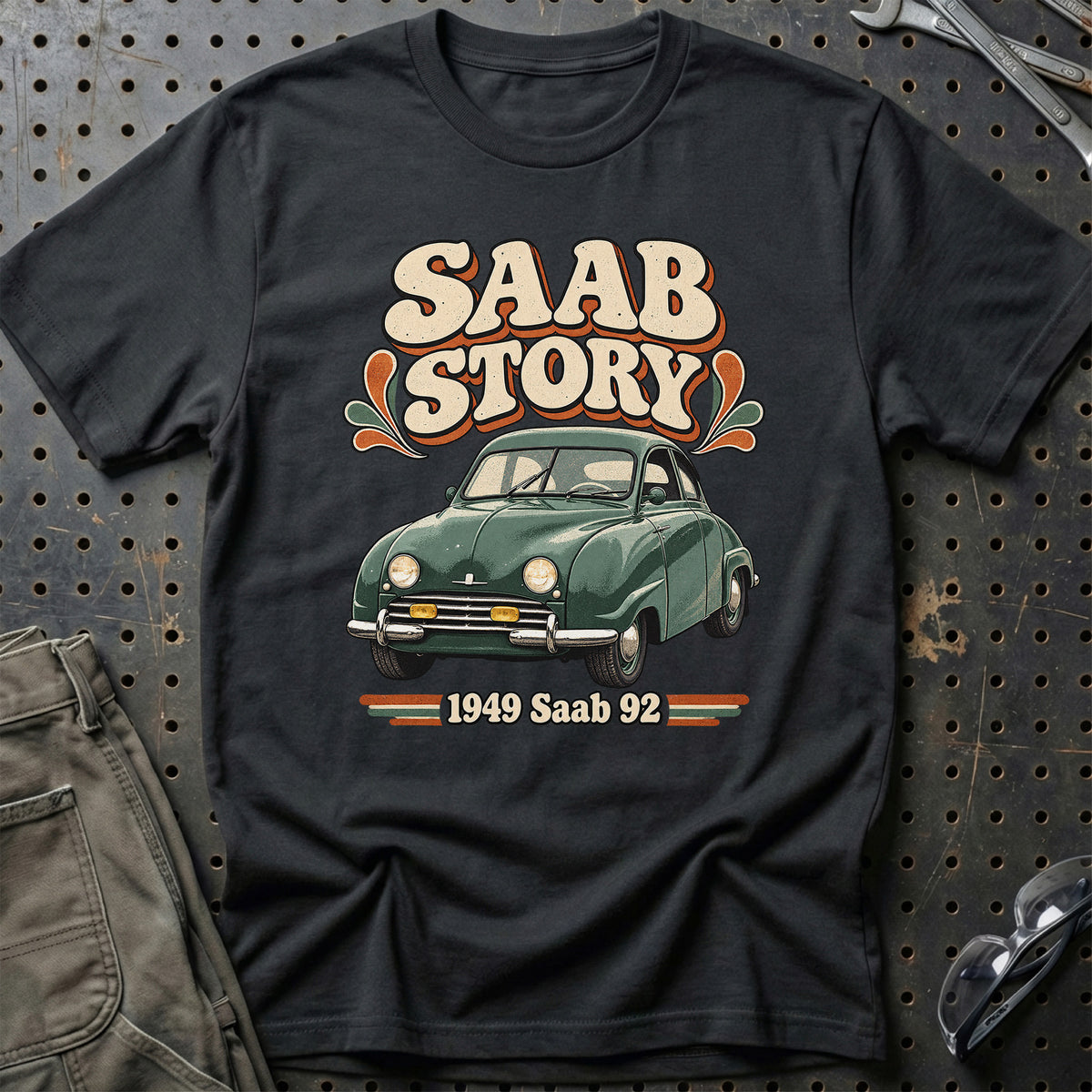 
Saab 92 1949 – Saab Story T-Shirt – Sort