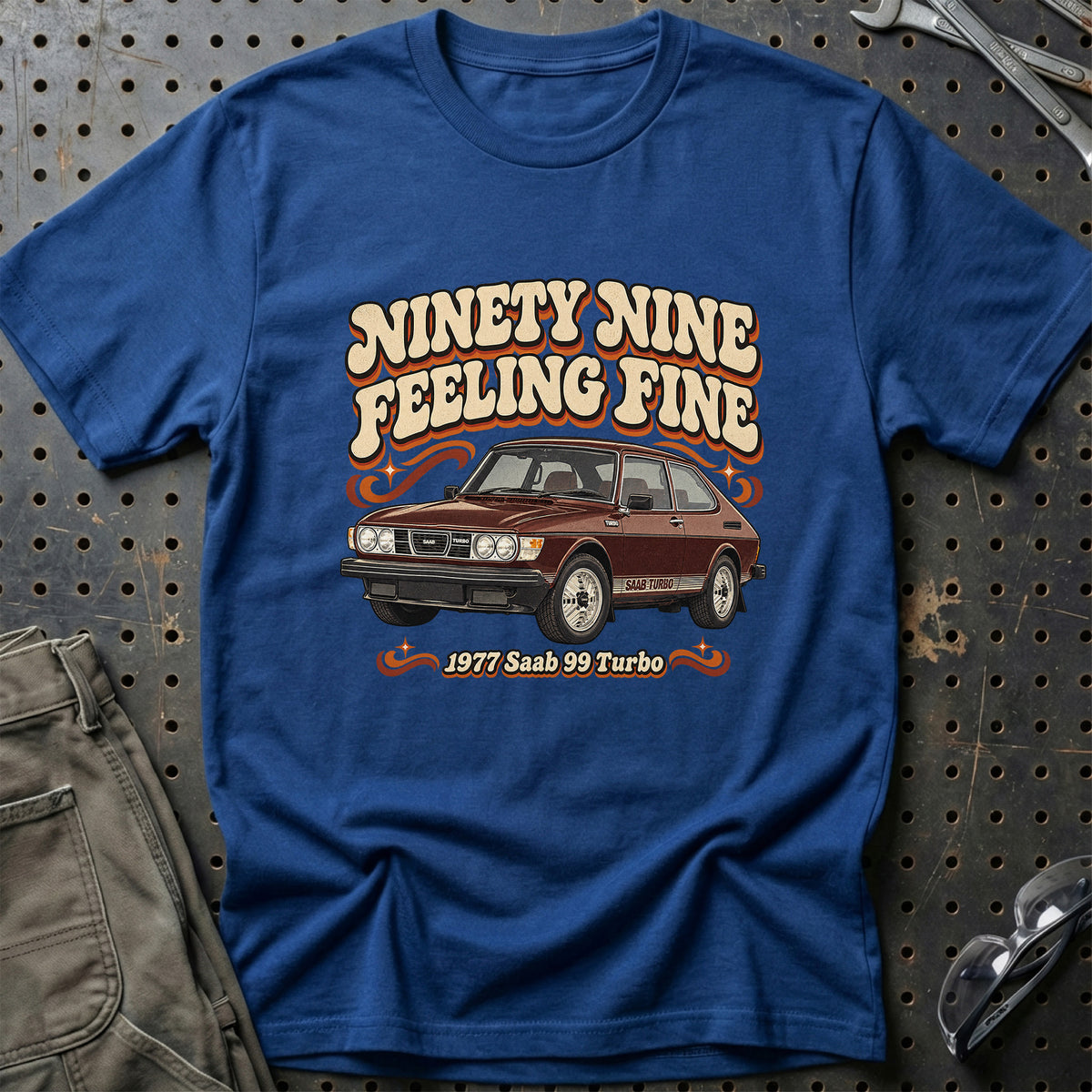 
Saab 99 Turbo 1977 – Ninety Nine Feeling Fine T-Shirt – Blå Royal