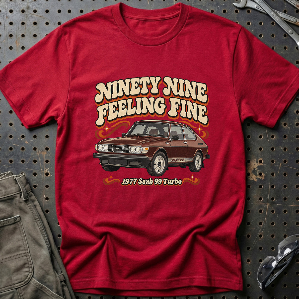 
Saab 99 Turbo 1977 – Ninety Nine Feeling Fine T-Shirt – Rød