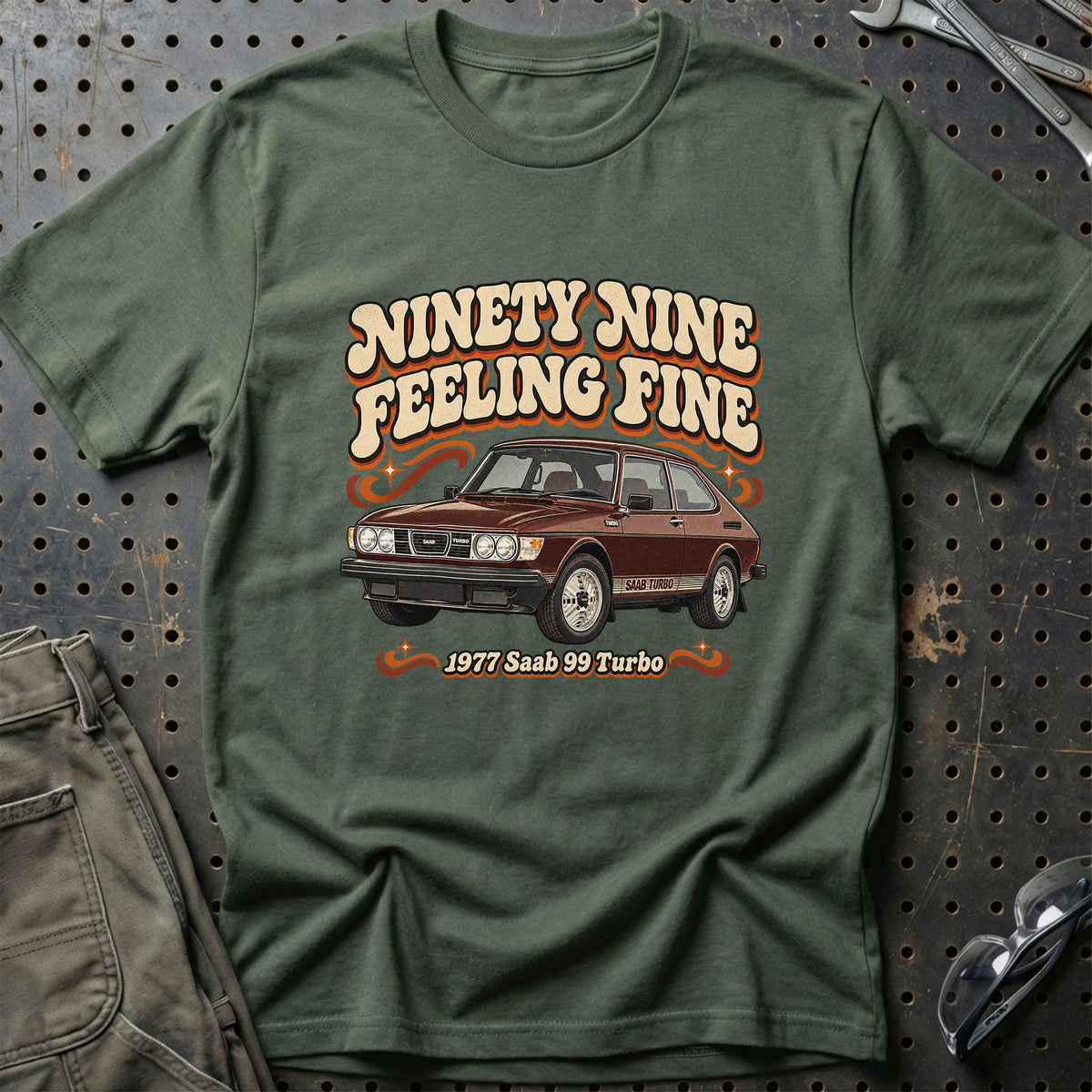 
Saab 99 Turbo 1977 – Ninety Nine Feeling Fine T-Shirt – Grøn Militær