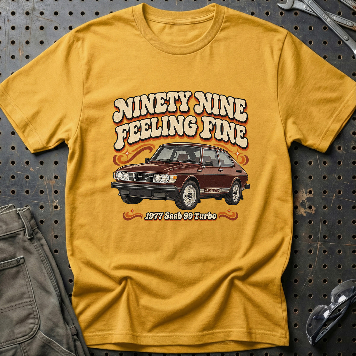 
Saab 99 Turbo 1977 – Ninety Nine Feeling Fine T-Shirt – Guld