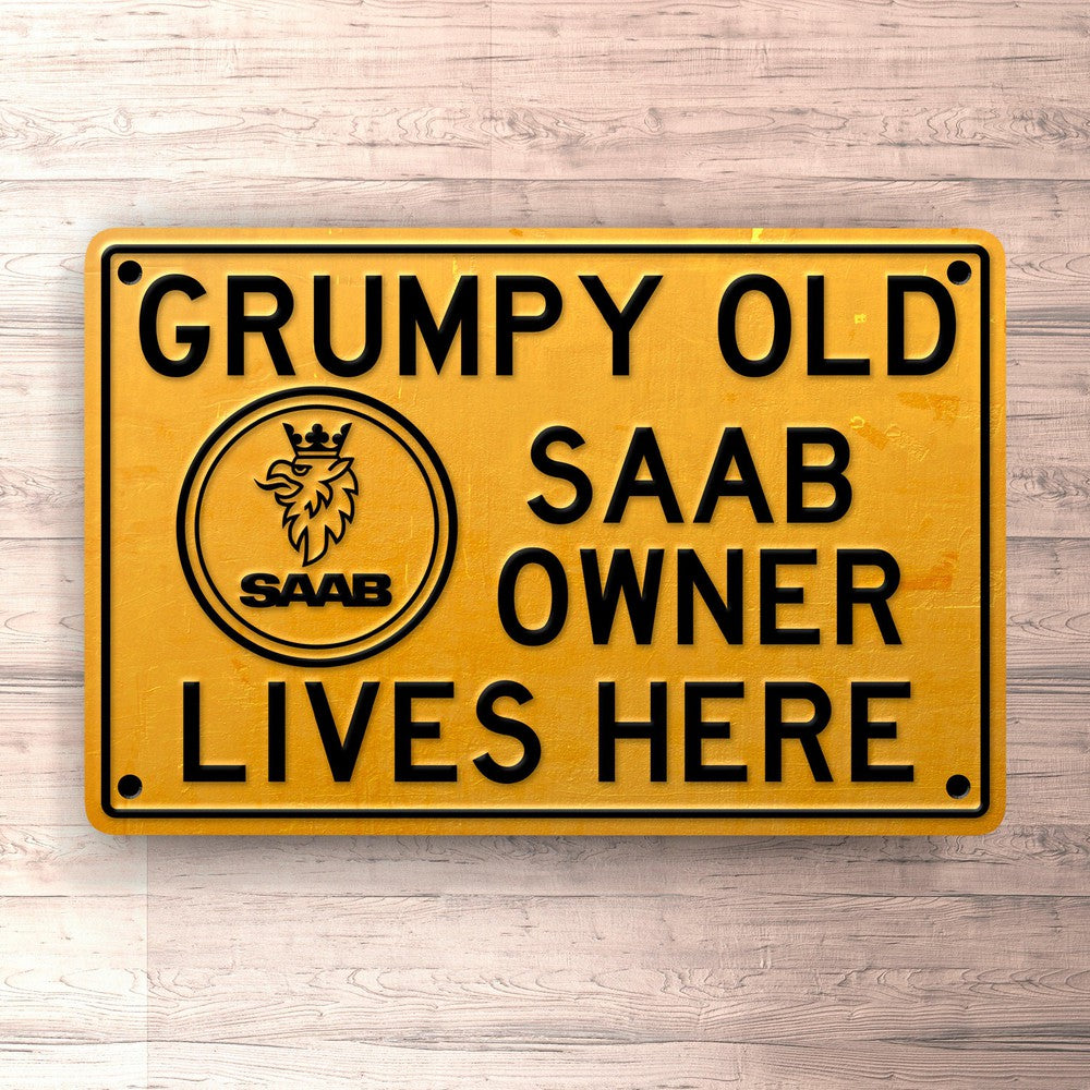 Saab Grumpy Old Saab Owner Lives Here Skilte, Musemåtte, Dørmåtte-Skilte-Saab-Garage Culture Shop- garage - man cave - merchandise