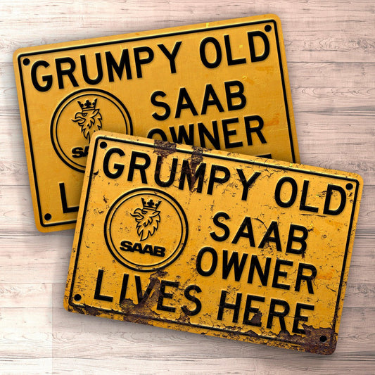Saab Grumpy Old Saab Owner Lives Here Skilte, Musemåtte, Dørmåtte-Skilte-Saab-Garage Culture Shop- garage - man cave - merchandise