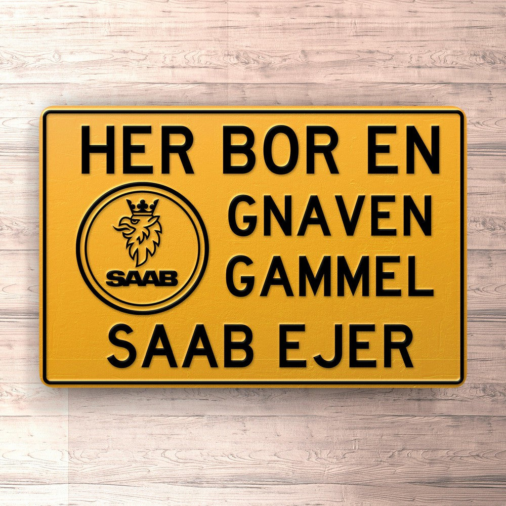 Saab Her Bor En Gnaven Gammel Saab Ejer Skilte, Musemåtte, Dørmåtte-Skilte-Saab-Garage Culture Shop- garage - man cave - merchandise