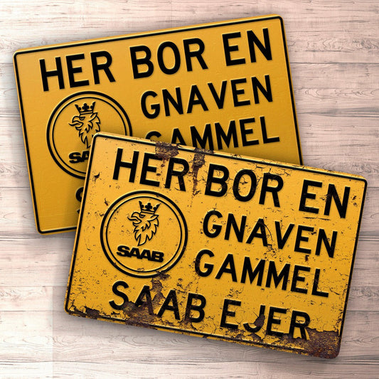 Saab Her Bor En Gnaven Gammel Saab Ejer Skilte, Musemåtte, Dørmåtte-Skilte-Saab-Garage Culture Shop- garage - man cave - merchandise