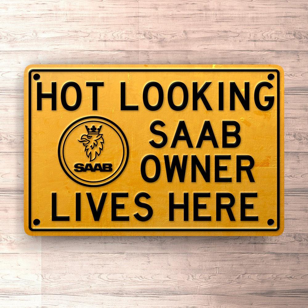 Saab Hot Looking Saab Owner Lives Here Skilte, Musemåtte, Dørmåtte-Skilte-Saab-Garage Culture Shop- garage - man cave - merchandise