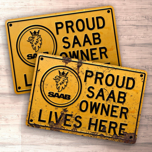 Saab Proud Saab Owner Lives Here Skilte, Musemåtte, Dørmåtte-Skilte-Saab-Garage Culture Shop- garage - man cave - merchandise