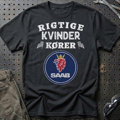 Saab Rigtige Kvinder Kører - Unisex T-Shirt , Bomuld-Beklædning-Saab-Sort-S-Garage Culture Shop- garage - man cave - merchandise