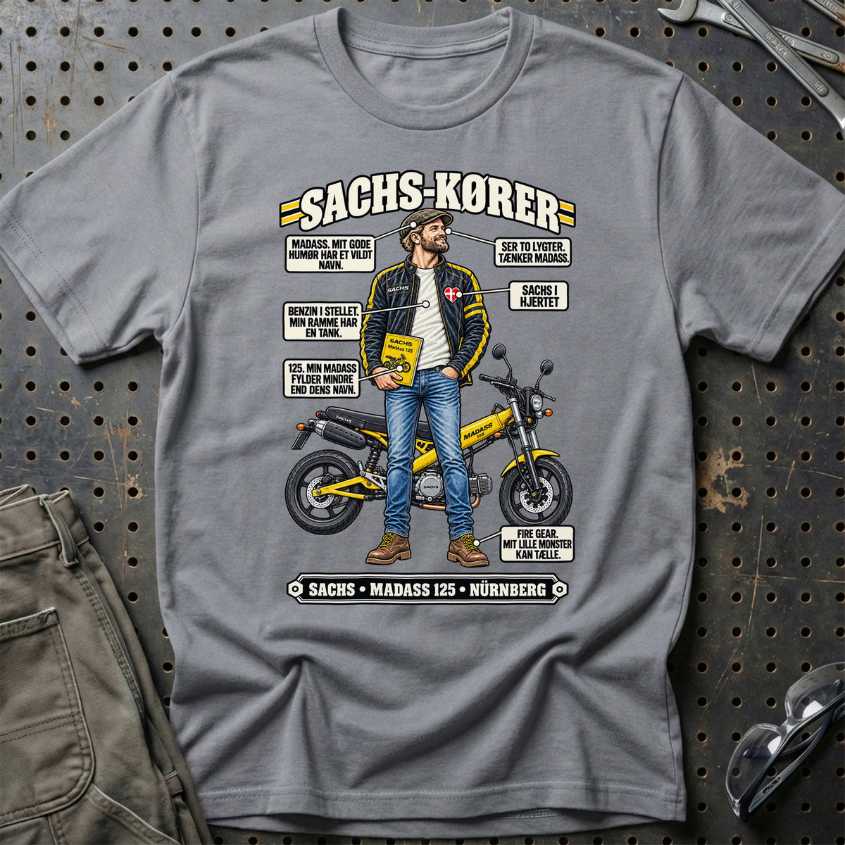 
Sachs-Kører T-Shirt – Grå Sport