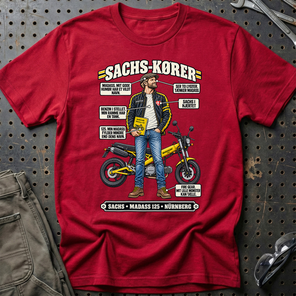 
Sachs-Kører T-Shirt – Rød