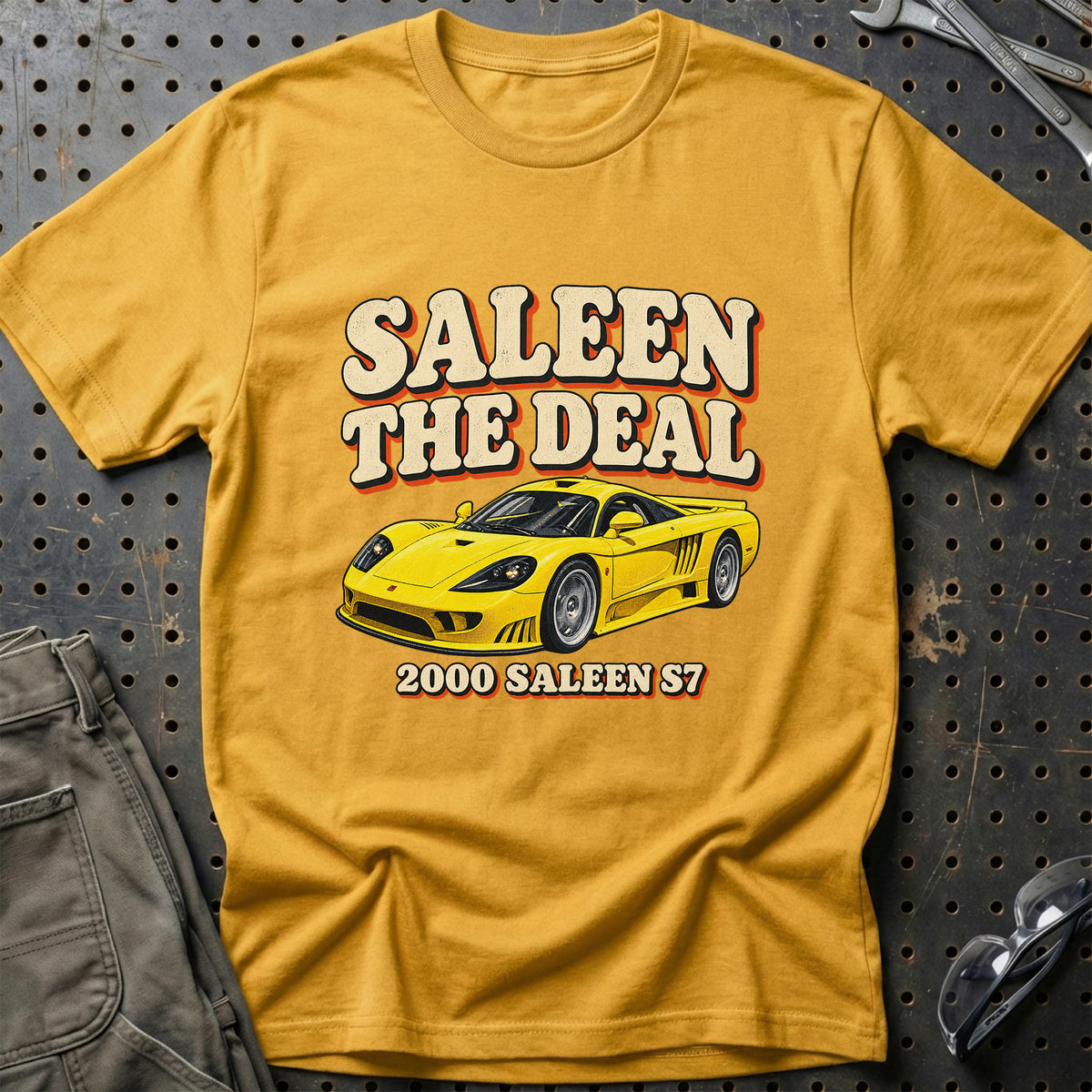 
Saleen S7 2000 – Saleen the Deal T-Shirt – Guld