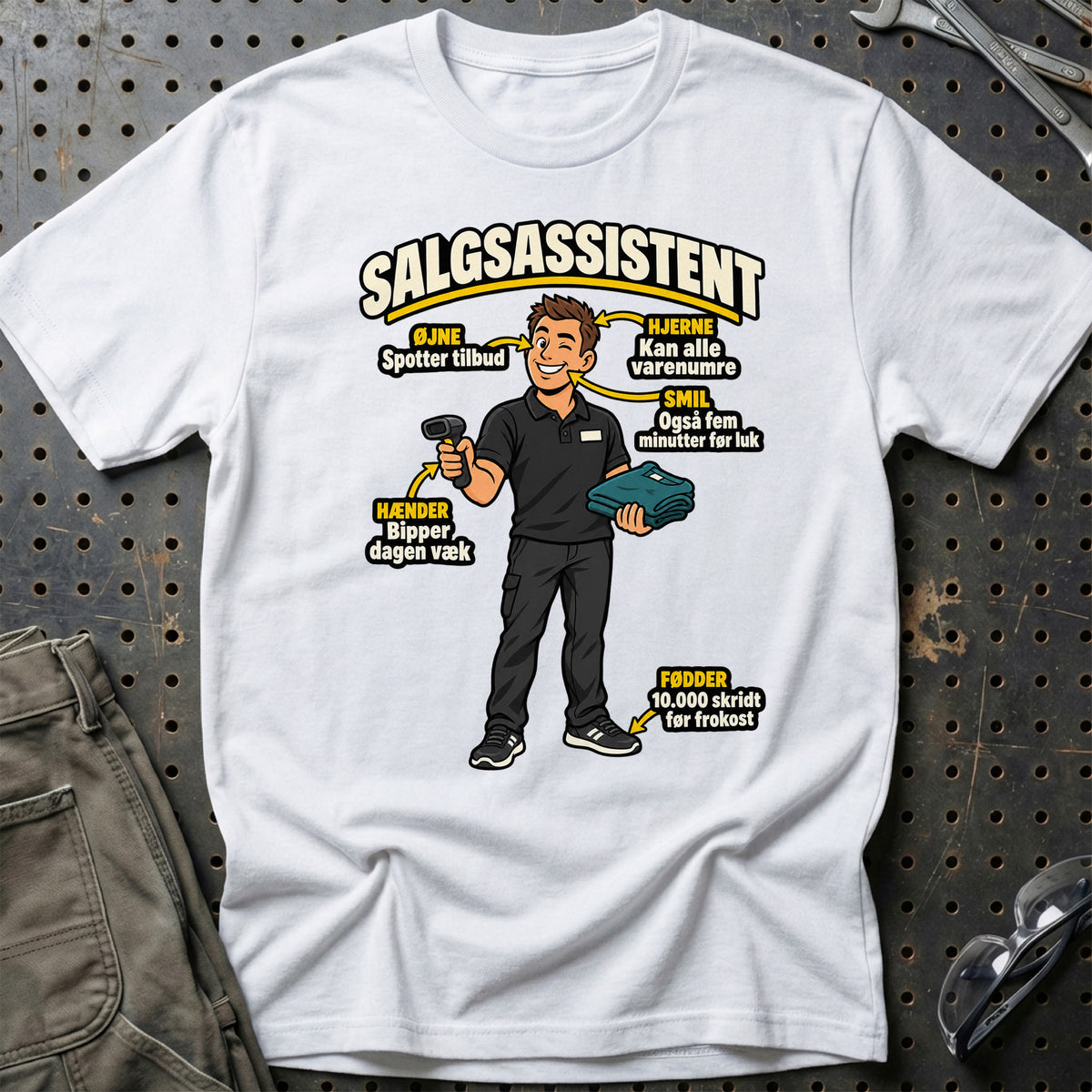 
Salgsassistent Anatomi – Klar til Kassen T-Shirt – Hvid – print på forsiden