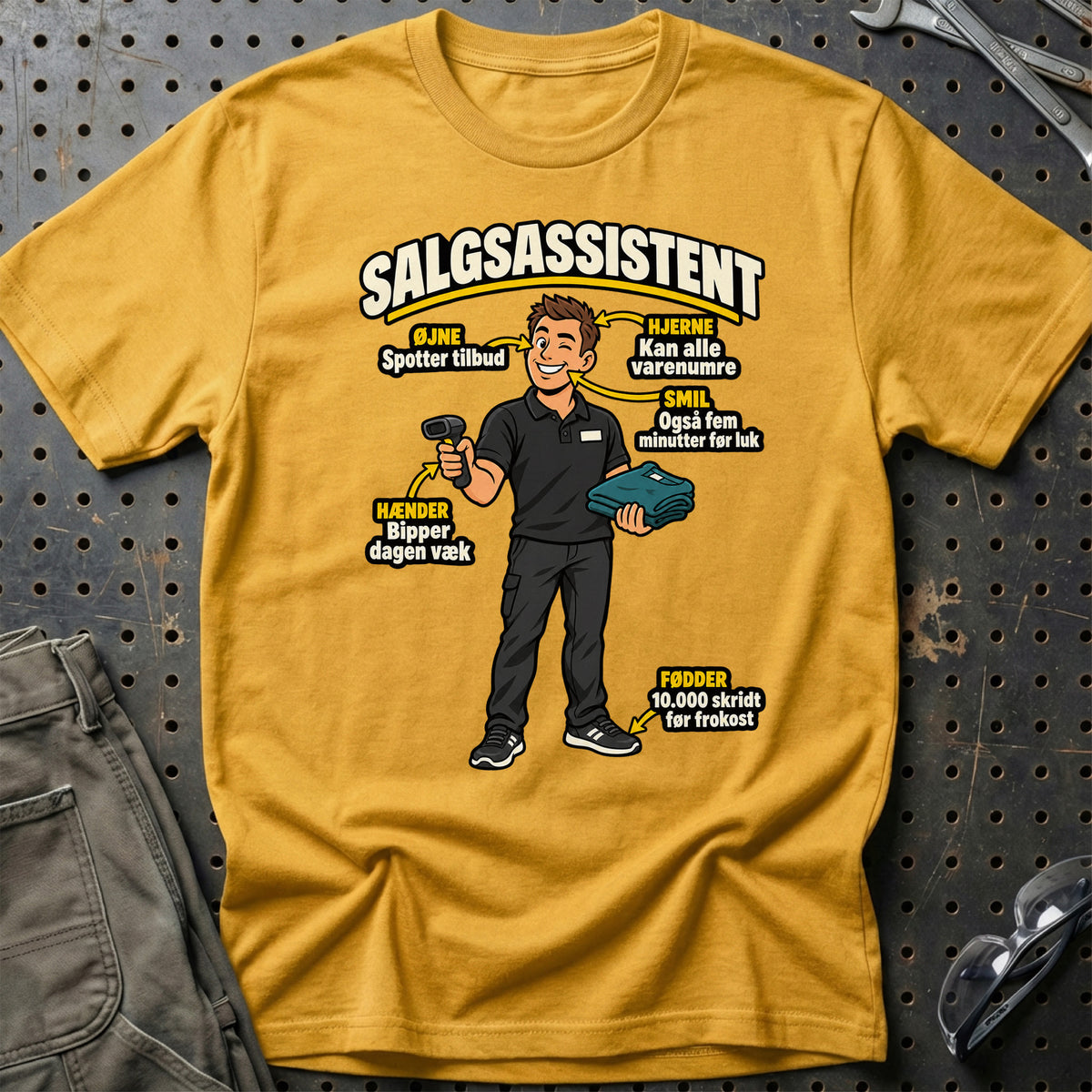 
Salgsassistent Anatomi – Klar til Kassen T-Shirt – Guld – print på forsiden