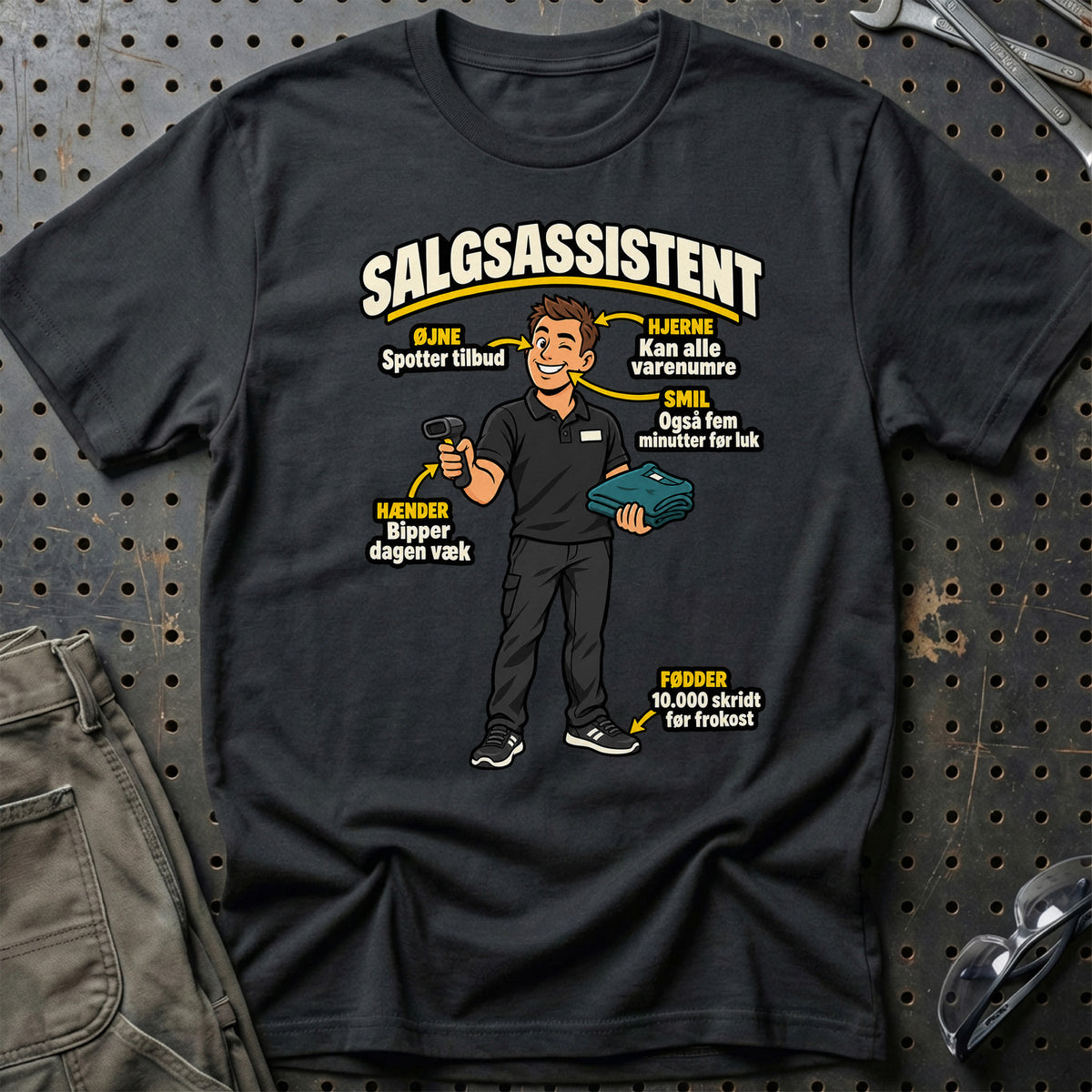 
Salgsassistent Anatomi – Klar til Kassen T-Shirt – Sort – print på forsiden