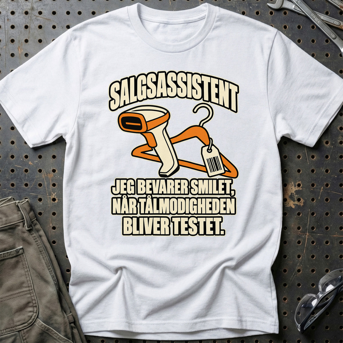 
Salgsassistent – Jeg Bevarer Smilet T-Shirt – Hvid – print på forsiden