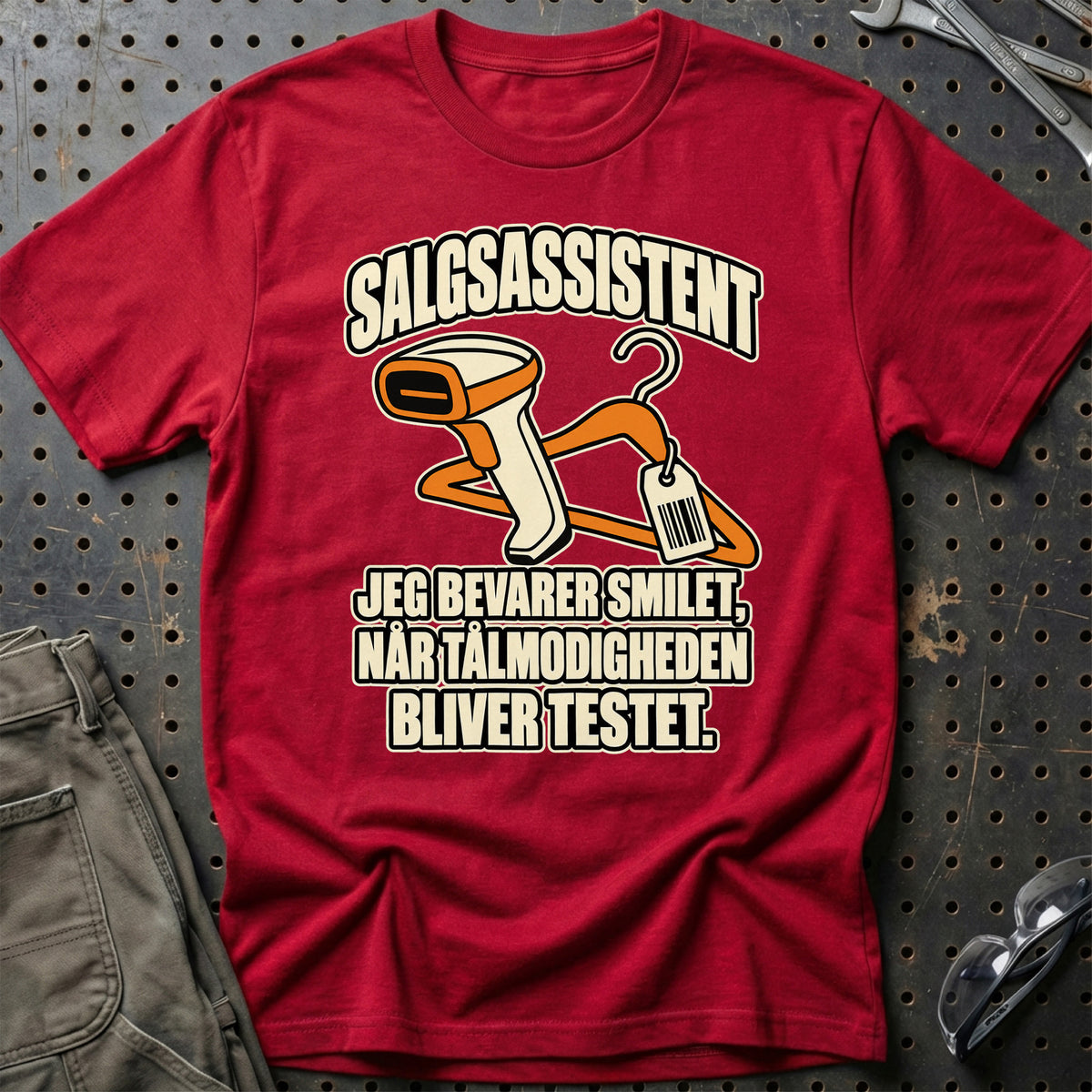 
Salgsassistent – Jeg Bevarer Smilet T-Shirt – Rød – print på forsiden