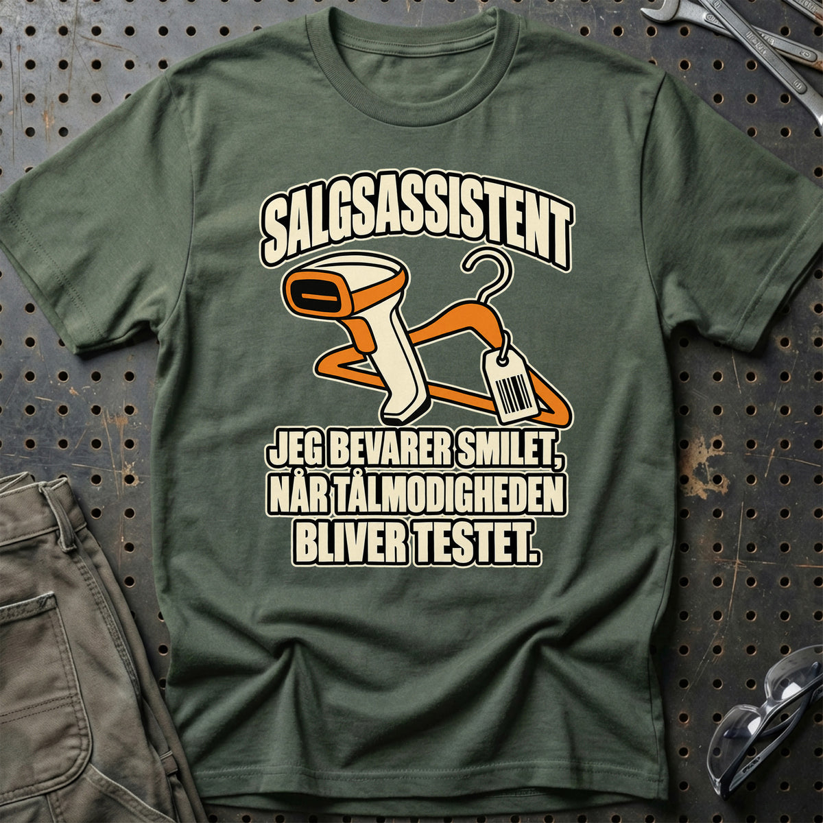 
Salgsassistent – Jeg Bevarer Smilet T-Shirt – Grøn Militær – print på forsiden
