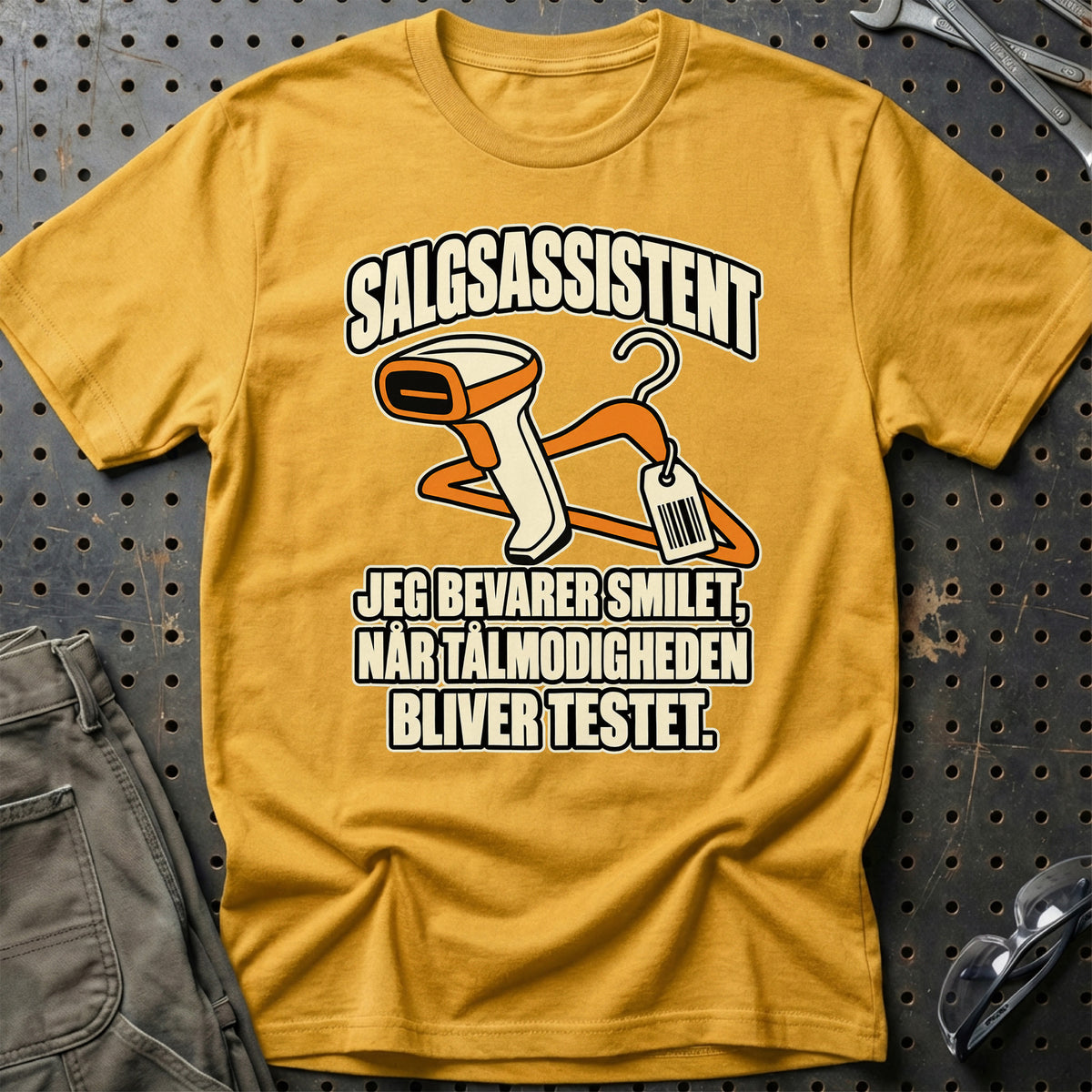 
Salgsassistent – Jeg Bevarer Smilet T-Shirt – Guld – print på forsiden