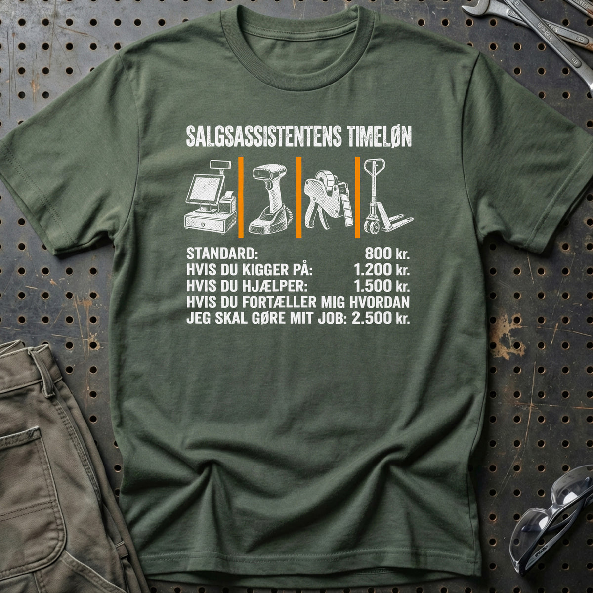 
Salgsassistentens Timeløn T-Shirt – Grøn Militær – print på forsiden