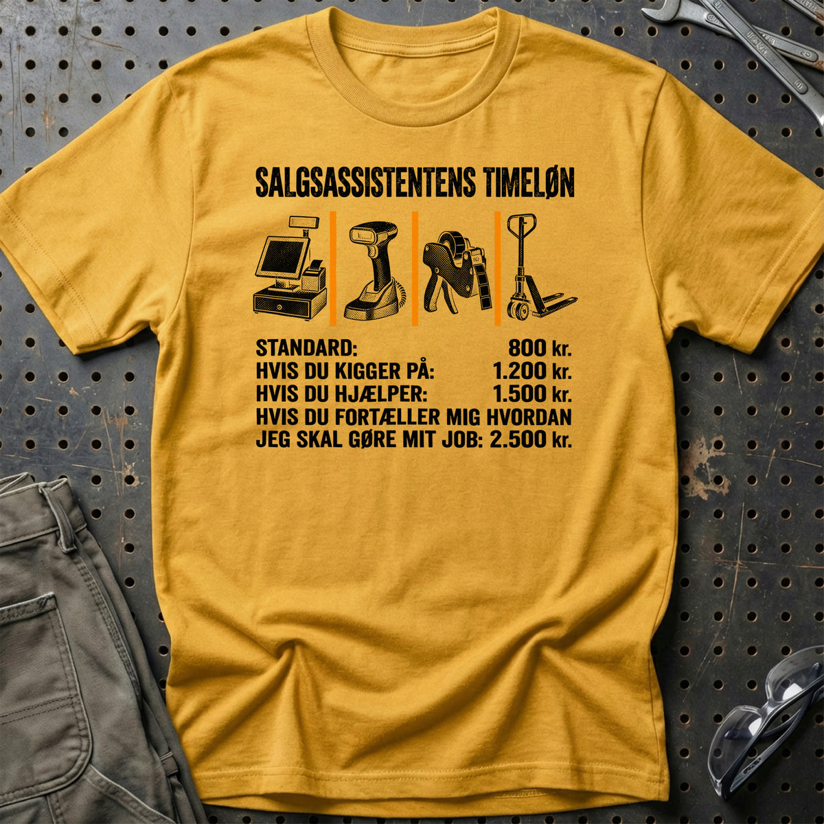 
Salgsassistentens Timeløn T-Shirt – Guld – print på forsiden