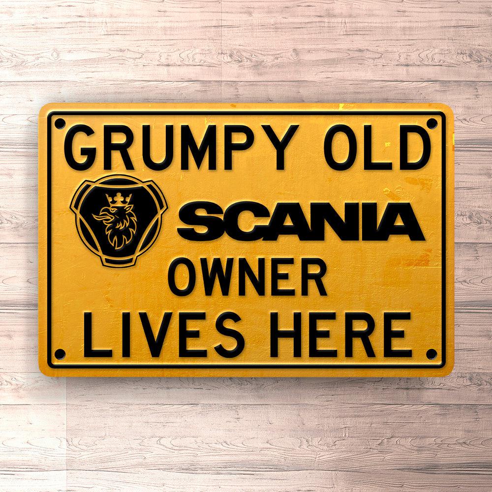 Scania Grumpy Old Scania Owner Lives Here Skilte, Musemåtte, Dørmåtte-Skilte-Scania-Garage Culture Shop- garage - man cave - merchandise