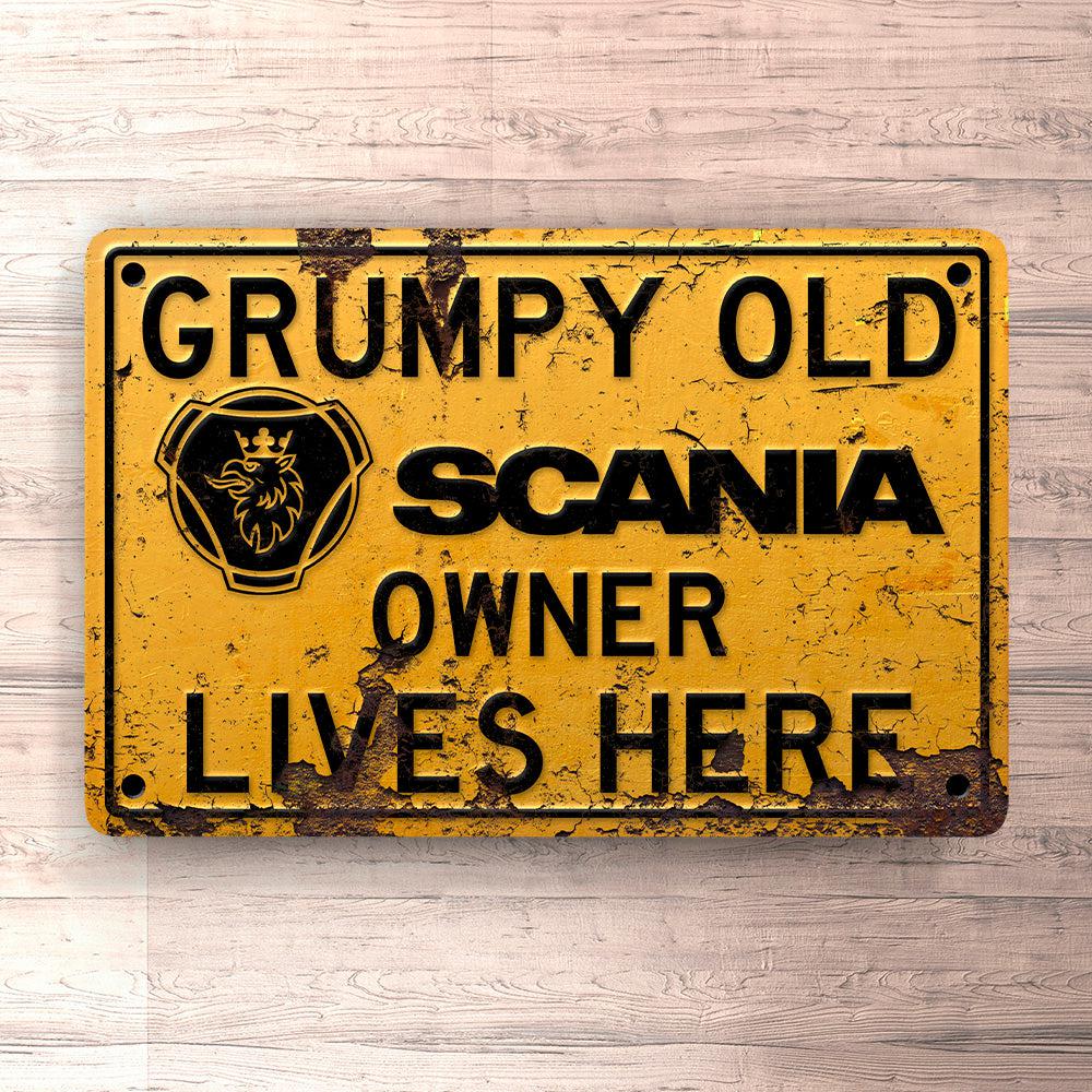 Scania Grumpy Old Scania Owner Lives Here Skilte, Musemåtte, Dørmåtte-Skilte-Scania-Garage Culture Shop- garage - man cave - merchandise