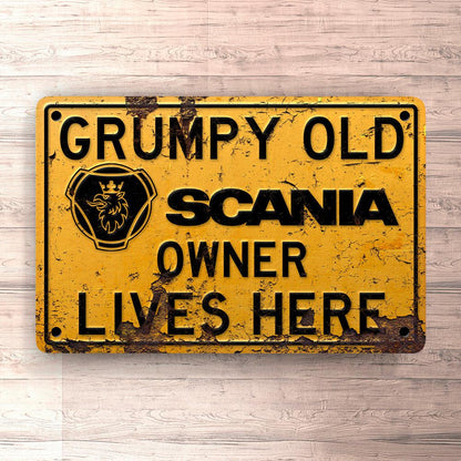 Scania Grumpy Old Scania Owner Lives Here Skilte, Musemåtte, Dørmåtte-Skilte-Scania-Garage Culture Shop- garage - man cave - merchandise