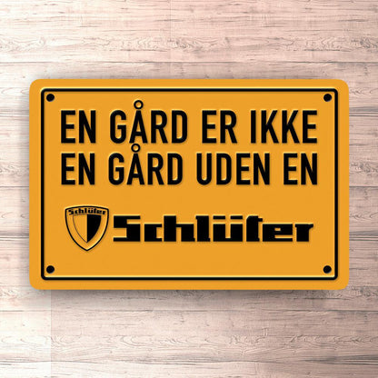 Schlüter En Gård Er Ikke En Gård Uden En Schlüter Skilte, Musemåtte, Dørmåtte-Skilte-Schlüter-Garage Culture Shop- garage - man cave - merchandise