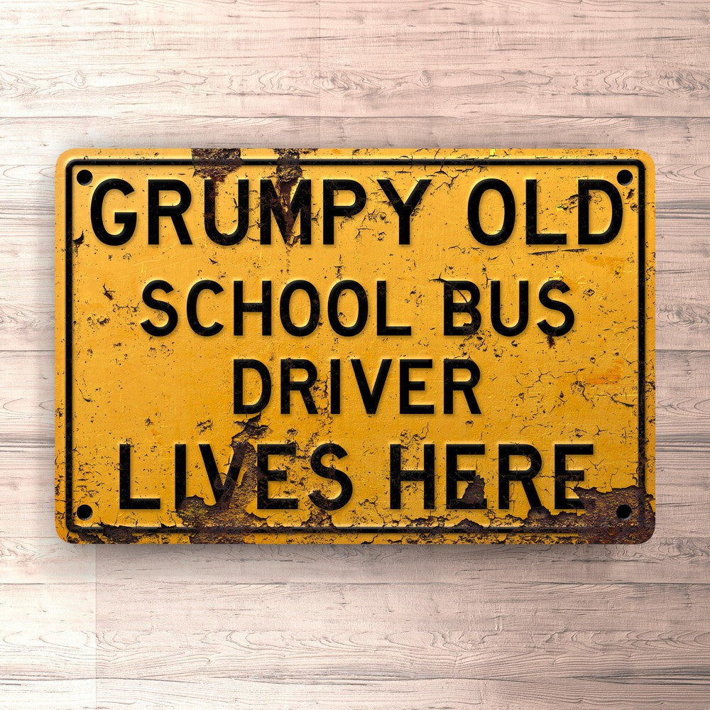 School Bus Grumpy Old School Bus Owner Lives Here Skilte, Musemåtte, Dørmåtte-Skilte-School Bus-Garage Culture Shop- garage - man cave - merchandise