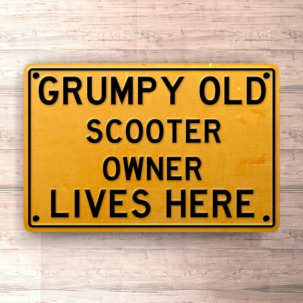 Scooter Grumpy Old Scooter Owner Lives Here Skilte, Musemåtte, Dørmåtte-Skilte-Scooter-Garage Culture Shop- garage - man cave - merchandise