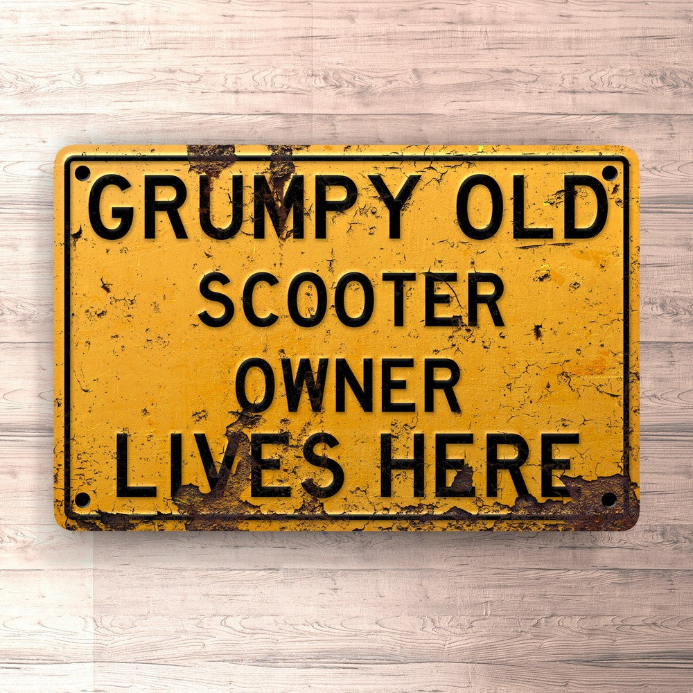 Scooter Grumpy Old Scooter Owner Lives Here Skilte, Musemåtte, Dørmåtte-Skilte-Scooter-Garage Culture Shop- garage - man cave - merchandise