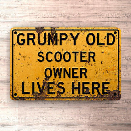 Scooter Grumpy Old Scooter Owner Lives Here Skilte, Musemåtte, Dørmåtte-Skilte-Scooter-Garage Culture Shop- garage - man cave - merchandise