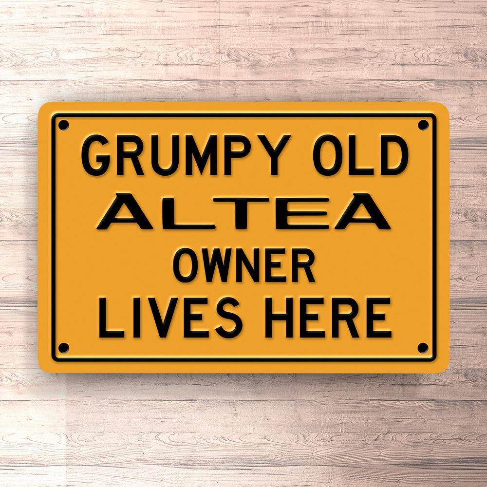 Seat Altea Grumpy Old Seat Altea Owner Lives Here Skilte, Musemåtte, Dørmåtte-Skilte-Seat-Garage Culture Shop- garage - man cave - merchandise