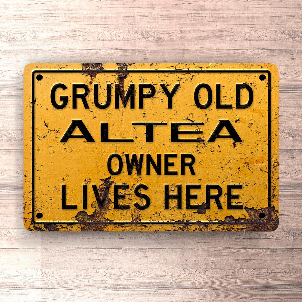 Seat Altea Grumpy Old Seat Altea Owner Lives Here Skilte, Musemåtte, Dørmåtte-Skilte-Seat-Garage Culture Shop- garage - man cave - merchandise