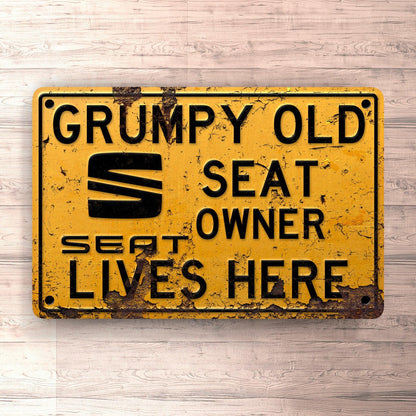 Seat Grumpy Old Seat Owner Lives Here Skilte, Musemåtte, Dørmåtte-Skilte-Seat-Garage Culture Shop- garage - man cave - merchandise
