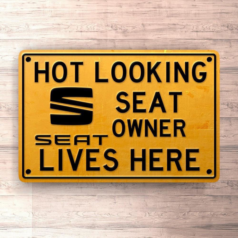 Seat Hot Looking Seat Owner Lives Here Skilte, Musemåtte, Dørmåtte , Plakat-Skilte-Seat-Garage Culture Shop- garage - man cave - merchandise
