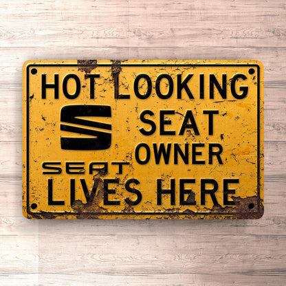 Seat Hot Looking Seat Owner Lives Here Skilte, Musemåtte, Dørmåtte , Plakat-Skilte-Seat-Garage Culture Shop- garage - man cave - merchandise
