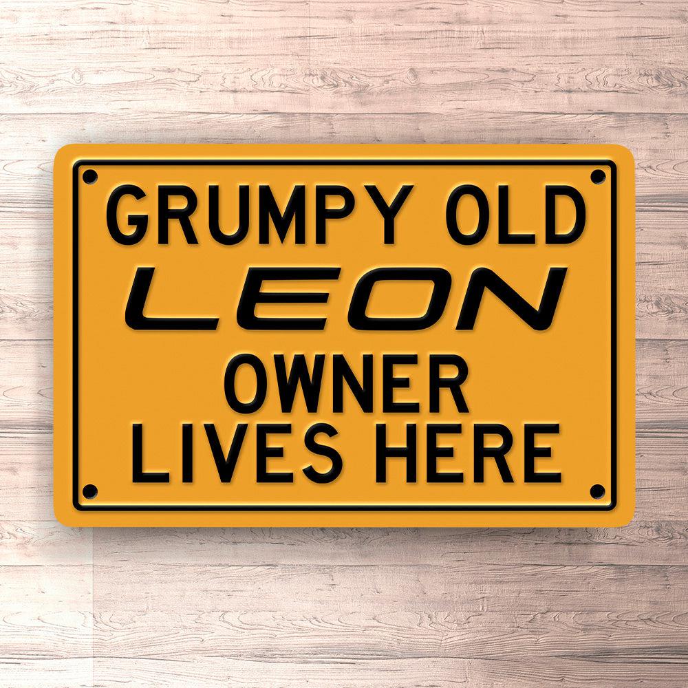 Seat Leon Grumpy Old Seat Leon Owner Lives Here Skilte, Musemåtte, Dørmåtte , Plakat-Skilte-Seat-Garage Culture Shop- garage - man cave - merchandise