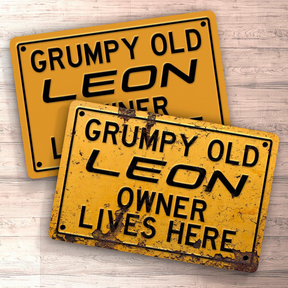 Seat Leon Grumpy Old Seat Leon Owner Lives Here Skilte, Musemåtte, Dørmåtte , Plakat-Skilte-Seat-Garage Culture Shop- garage - man cave - merchandise