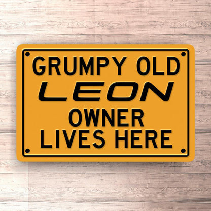 Seat Leon Grumpy Old Seat Leon Owner Lives Here Skilte, Musemåtte, Dørmåtte-Skilte-Seat-Garage Culture Shop- garage - man cave - merchandise