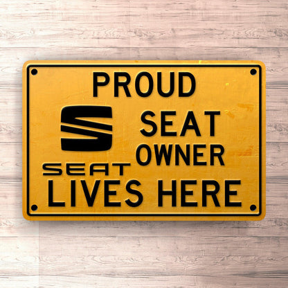 Seat Proud Seat Owner Lives Here Skilte, Musemåtte, Dørmåtte , Plakat-Skilte-Seat-Garage Culture Shop- garage - man cave - merchandise