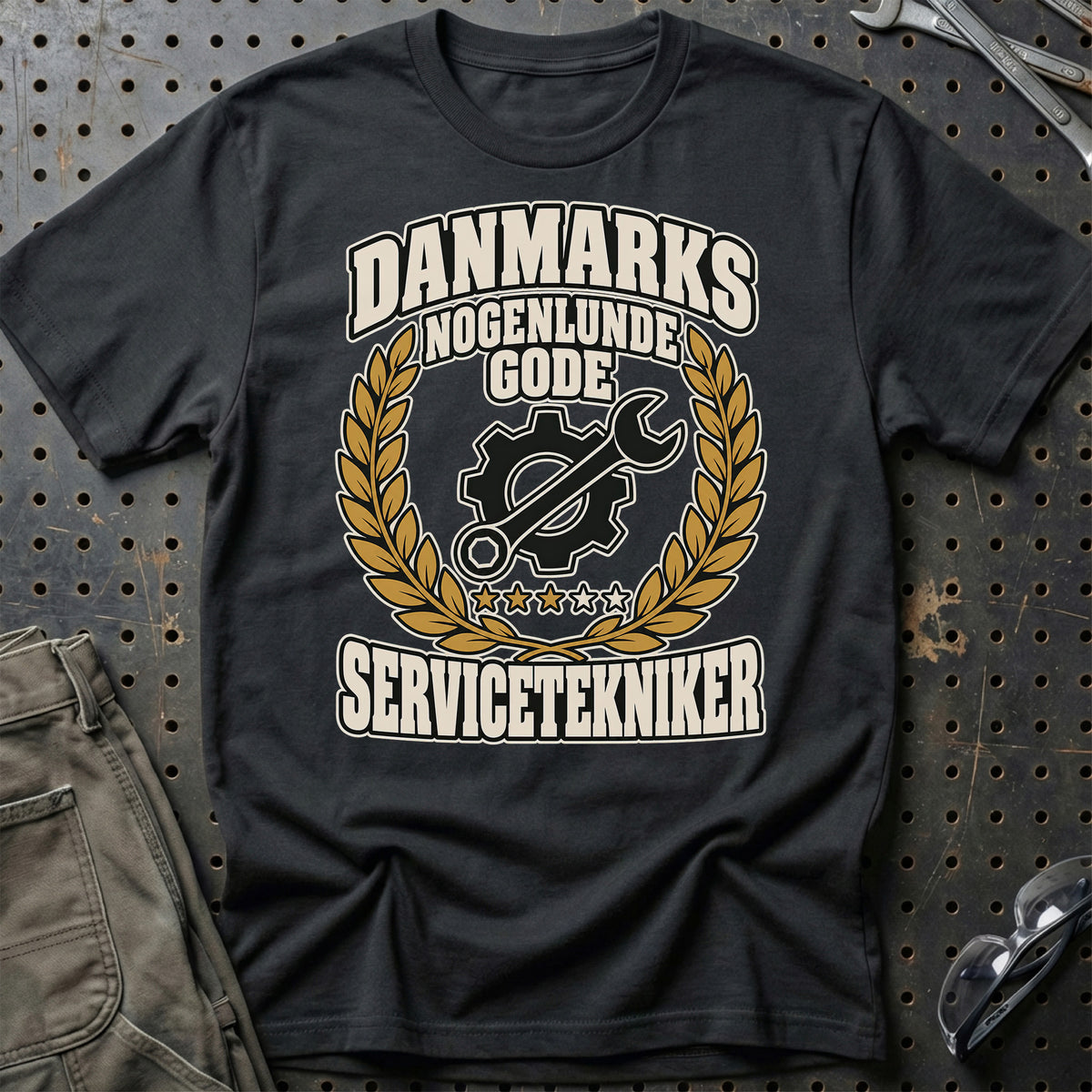 Servicetekniker – Danmarks Nogenlunde Gode T-Shirt-Beklædning-Garage Culture-Sort-S-Garage Culture Shop- garage - man cave - merchandise