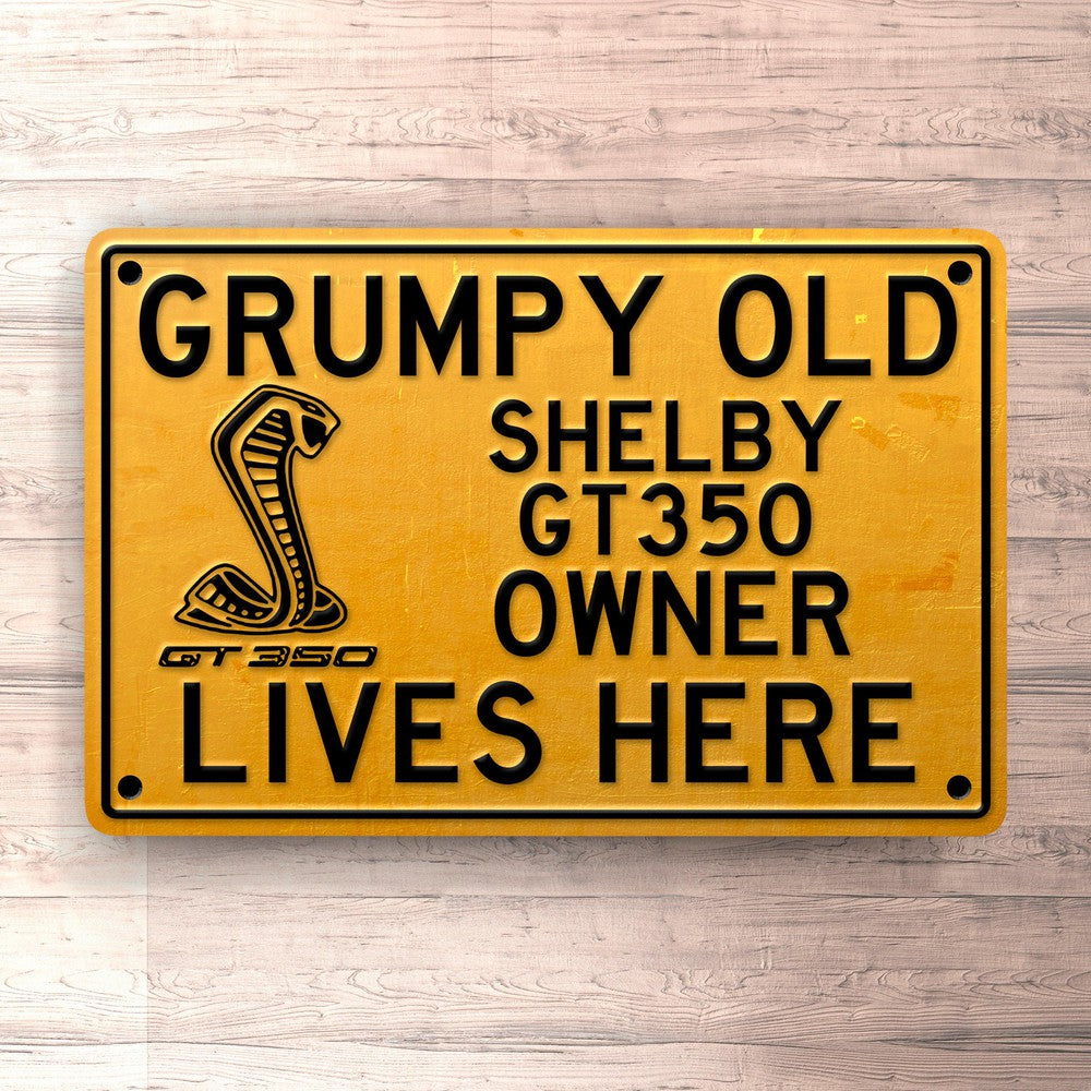 Shelby Gt350 Grumpy Old Shelby Gt350 Owner Lives Here Skilte, Musemåtte, Dørmåtte-Skilte-Shelby-Garage Culture Shop- garage - man cave - merchandise