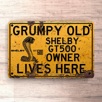 Shelby Gt500 Grumpy Old Shelby Gt500 Owner Lives Here Skilte, Musemåtte, Dørmåtte-Skilte-Shelby-Garage Culture Shop- garage - man cave - merchandise