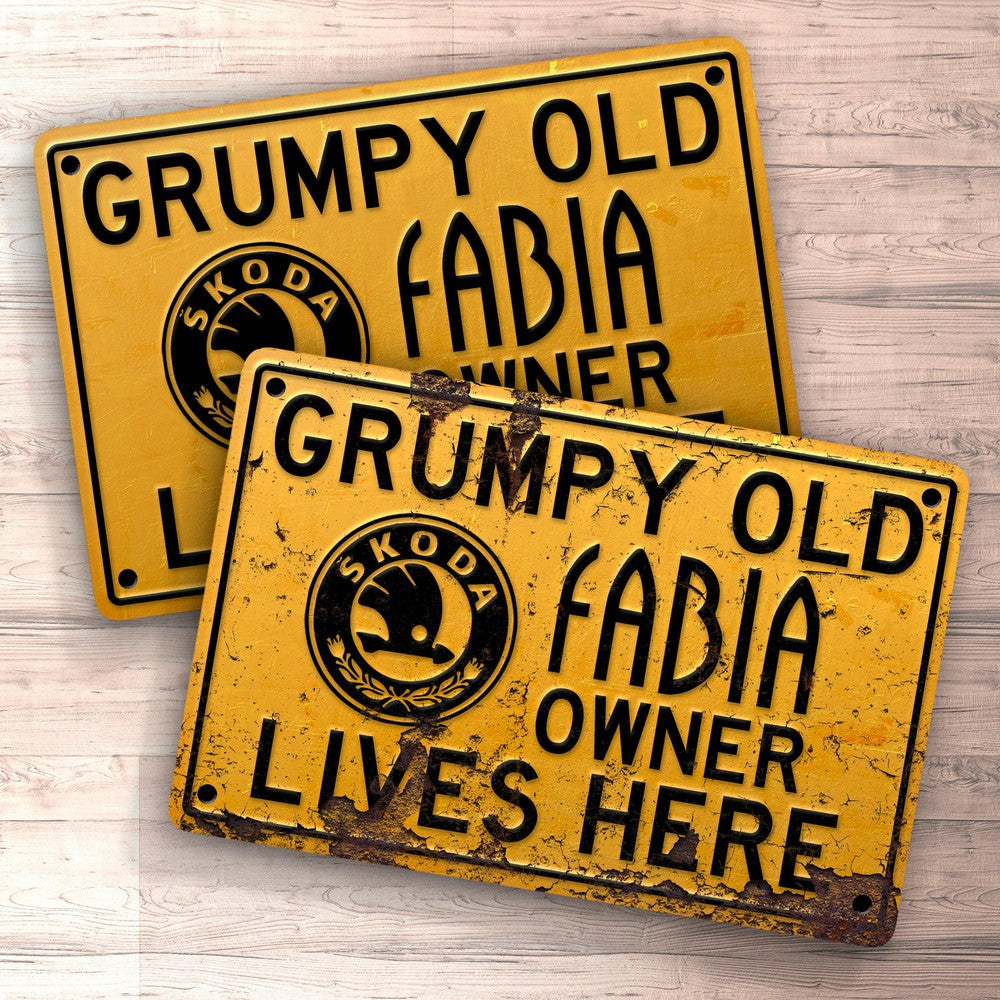 Skoda Fabia Grumpy Old Skoda Fabia Owner Lives Here Skilte, Musemåtte, Dørmåtte , Plakat-Skilte-Skoda-Garage Culture Shop- garage - man cave - merchandise