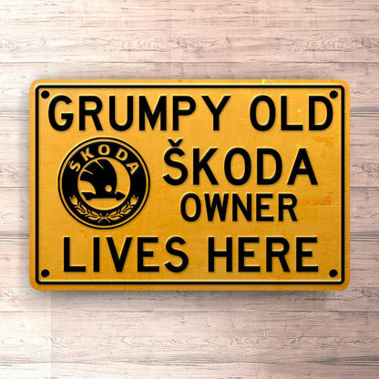 Skoda Grumpy Old Skoda Owner Lives Here Skilte, Musemåtte, Dørmåtte-Skilte-Skoda-Garage Culture Shop- garage - man cave - merchandise