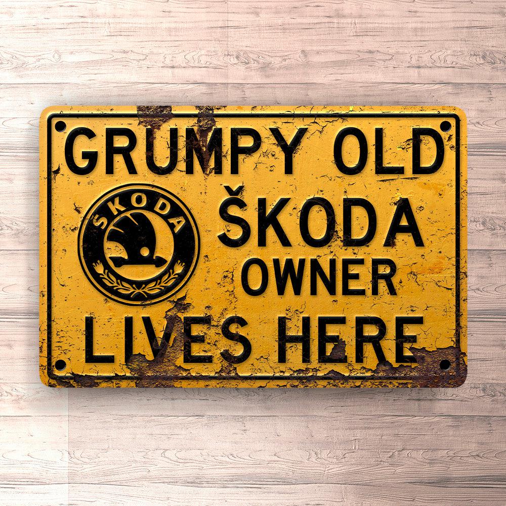 Skoda Grumpy Old Skoda Owner Lives Here Skilte, Musemåtte, Dørmåtte-Skilte-Skoda-Garage Culture Shop- garage - man cave - merchandise