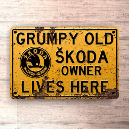 Skoda Grumpy Old Skoda Owner Lives Here Skilte, Musemåtte, Dørmåtte-Skilte-Skoda-Garage Culture Shop- garage - man cave - merchandise